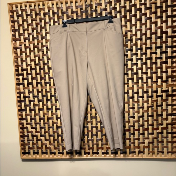 Apt. 9 Women's Capri Pants in Light Tan, size 16W - Picture 1 of 3